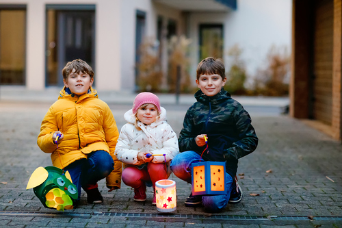 Kinder beim Martinsumzug.